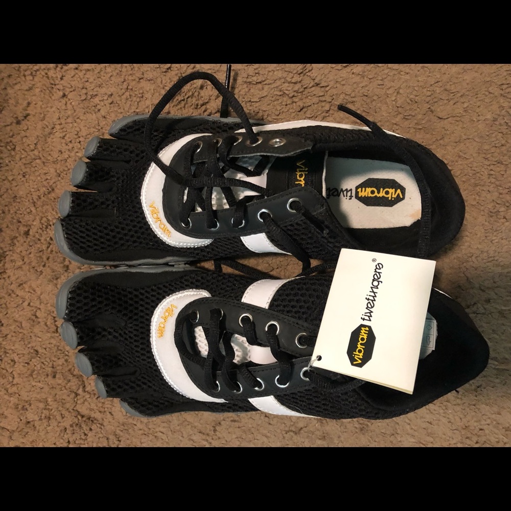 Youth fivefinger vibram shoes. Size 7. Brand new.